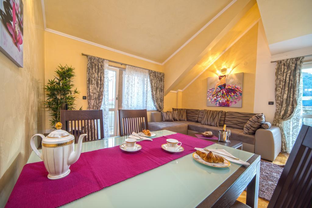 Apartments Anna Omiš Buitenkant foto